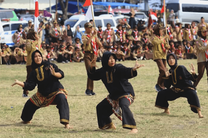 Karpet Merah di Atas Tanah Adat