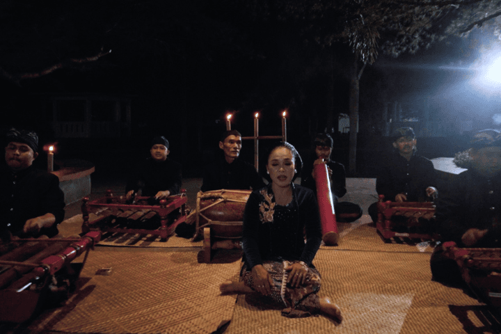 Di Bawah Bendera Diplomasi.