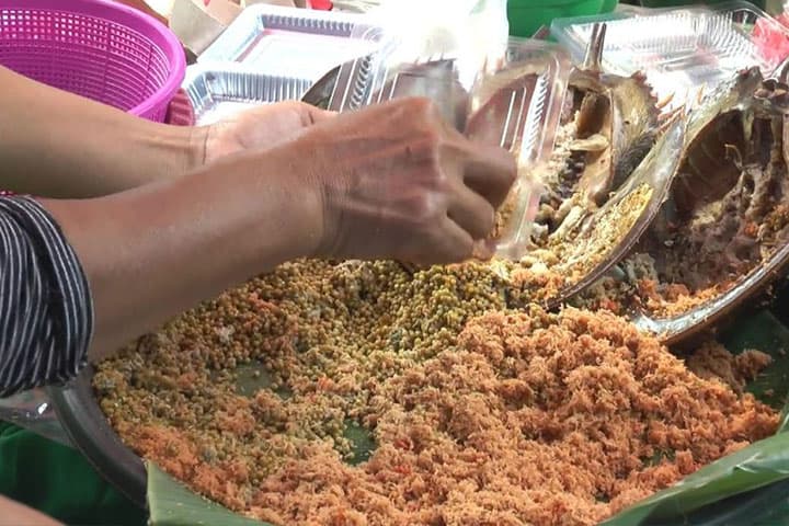 Tradisi Makan Telur Ikan Mimi & Tukuder