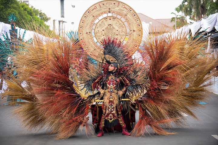 Parade Kostum Meriah di Jember Fashion Carnaval