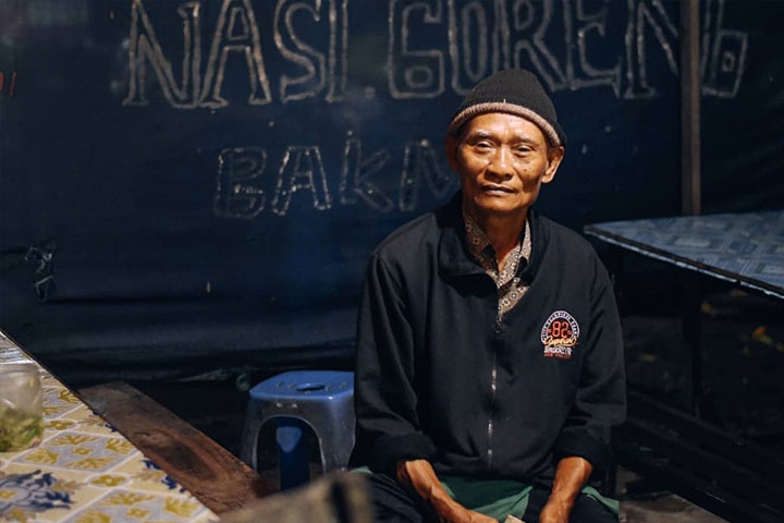 Cerita Sunyi di Tenda Nasi Goreng Tirung